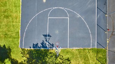 Ohio 'daki bir Toledo basketbol sahasının havadan görünüşü geometrik çizgiler ve yemyeşil alanlar gösteriyor. Şehir parklarındaki açık hava aktiviteleri ve ortak alanların temaları için mükemmel.