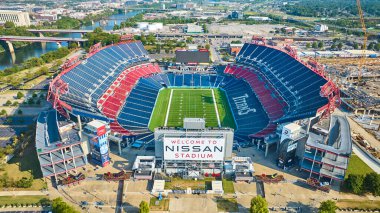 Nashville, Tennessee 'deki Nissan Stadyumu' nun hava manzarası. NFL 'lerin evi Tennessee Titanları' nın bu etkileyici mekanı şehir manzarası ve nehir manzarası ile çevrilidir..