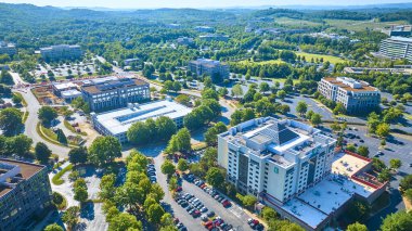 Nashville Embassy Suites Hotel 'in hava manzarası yemyeşil bir iş bölgesinde. Modern ofis binaları doğayla harmanlanarak kentsel gelişim ve yeşil alanların mükemmel uyumunu sergiliyor..