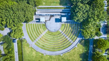 Nashville 'deki Capitol Mall State Park' taki amfitiyatronun nefes kesici görüntüsü. Bereketli yeşilliklerle çevrili bu sakin yer açık hava etkinlikleri ve topluluk toplantıları için mükemmel.