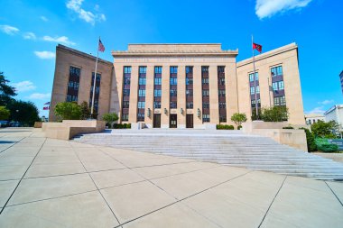 Nashville 'deki Majestic Tennessee Eyalet Binası açık bir gökyüzünün altında. Amerikan ve Tennessee bayraklarıyla devlet gururunun sembolleri. Yönetim, istikrar ve yurttaşlık gururunun vücut bulmuş hali..