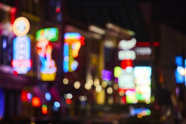 Nashville Broadway Caddesi 'nin elektrik enerjisini neon ışıklı büyüleyici bir bulanıklıkla deneyin. Şehir gece ve eğlence dünyasının cazibesini ve canlılığını aktarmak için mükemmel..
