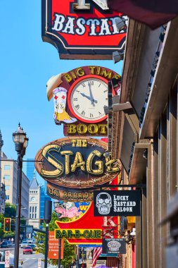 Nashville 'deki Broadway Caddesi' nin enerjisini hisset. Broadway 'deki The Stage ve Lucky Bastard Saloon gibi ikonik bar tabelaları sizi Tennessee' nin gece hayatını keşfetmeye davet ediyor..