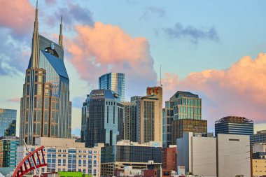 Nashville şehir merkezinde altın saat ATT Binası, WeWorks yansıtıcı cam ve LC Kulesi 'ni yakalar. Huzurlu bir gökyüzü, tarihi modern büyüme ile harmanlayarak, şehirlerin canlı ufkunu yükseltir..