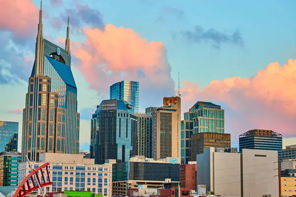 Nashville şehir merkezinde altın saat ATT Binası, WeWorks yansıtıcı cam ve LC Kulesi 'ni yakalar. Huzurlu bir gökyüzü, tarihi modern büyüme ile harmanlayarak, şehirlerin canlı ufkunu yükseltir..