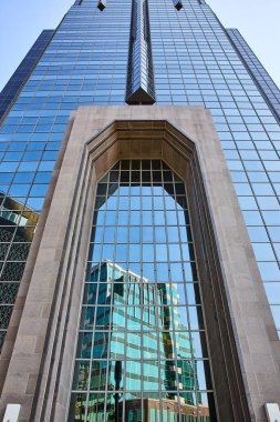 Tennessee 'deki bir Nashville cam cephesinin muhteşem alçak açılı görüntüsü canlı şehir manzarasını yansıtıyor. Modern şehir mimarisini ve dinamik şehir yaşamının özünü sergilemek için mükemmel..