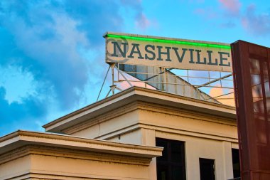 Nashville şehir merkezinde altın saat sakin bir gökyüzüne karşı ikonik işareti yakalıyor. Kentsel mimari ve kültürel kimliğin mükemmel bir karışımı, Tennessee 'nin canlı şehir manzarasını sergilemek için ideal..