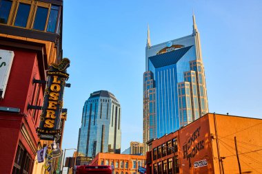 Canlı Nashville silueti ikonik Batman Binası. Broadway Sokakları 'nı deneyin. Tarihi ve modern mimarinin canlı bir karışımı. Şehrin zengin müzik kültürü ve coşkusunu vurguluyor.