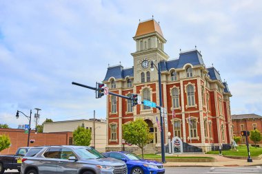 Tarihi Defiance İlçe Mahkemesi İkinci Cadde, Ohio 'da gururla duruyor. Görkemli saat kulesi, kemerli pencereleri ve Amerikan bayraklarıyla şehir yaşamının ortasındaki sivil gururu temsil ediyor..