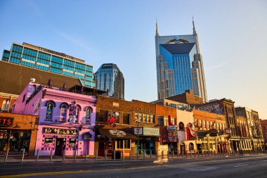 Altın saat boyunca Nashville 'deki tarihi Broadway caddesinde canlı mor binalar ve ikonik gökdelenler vardı. Music Citys 'in kalbinde müzik tarihi ve modern cazibenin karışımını deneyin..