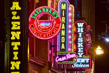 Nashville 'in canlı gece hayatı sahnesinde, Broadway caddesindeki neon ışıkları parlıyor. Bu renkli şehir macerasında Savannah 's Candy Kitchen ve Whiskey Bent Saloon gibi canlı yerler keşfedin..