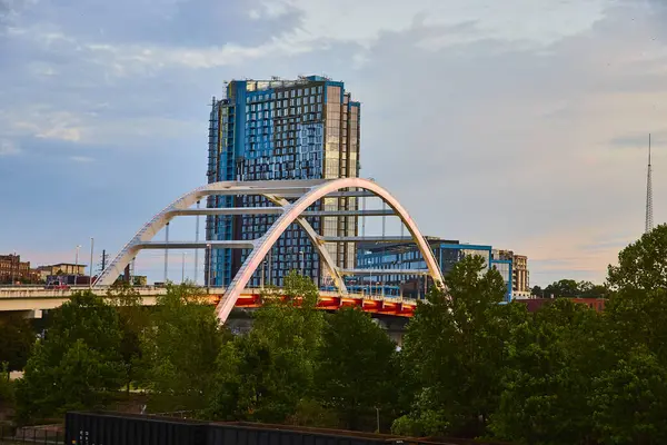 stock image Golden hour over Nashville Korean Veterans Memorial Bridge highlights modern design and vibrant urban growth. This scene captures the blend of architecture and nature in Tennessees bustling downtown.