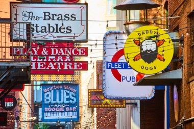 Nashville, Tennessee 'deki Matbaa Sokağı' nın canlı atmosferini keşfedin. 