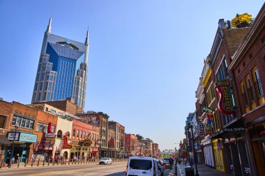 Nashville şehir merkezinde gökyüzüne karşı sembolik ATT binası olan canlı bir sahne. Neon tabelalar ve hareketli sokaklar Broadway Caddesi 'ndeki zengin müzik kültürünü ve enerjik şehir yaşamını yansıtıyor..