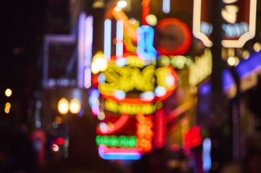 Nashville boyunca parlak neon ışıklar bulanıklaşıyor geceleri Broadway Caddesi 'ni hareketlendiriyor. Tennessee gece hayatının elektrik enerjisini bu soyut şehir sahnesinde yaşayın. Yaratıcı ve ticari için mükemmel.