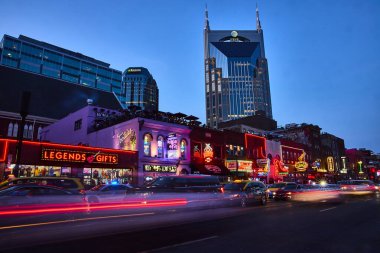 Nashville Tennessee 'deki Broadway Caddesi' nin canlı gece hayatını yaşayın. Neon ışıklar ve Tootsies gibi ikonik mekanlar ziyaretçileri çekerken, Batman Binası bu canlılığa modern bir dokunuş katıyor.