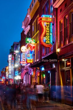 Broadway Caddesi 'ndeki Nashville' in canlı gece hayatını yaşayın. Neon ışıklar ve canlı müzik mekanları Tennessee eğlence sahnesinin kalbinde enerjik bir atmosfer yaratır..