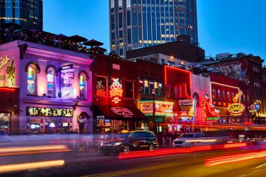 Nashville Broadway Caddesi 'nin canlı gece hayatını yaşayın. Neon ışıkları tarihi bar ve restoranları aydınlatıyor, enerjik ve kültürel kentsel bir sahne için modern gökdelenlerle harmanlıyor.