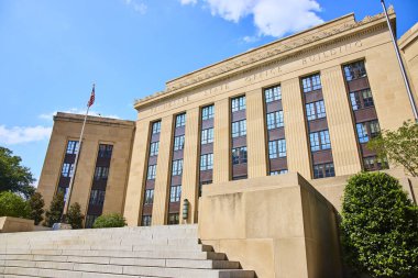 Nashville 'deki Majestic Tennessee Eyalet Binası açık mavi gökyüzünün altında duruyor. Görkemli sütunları ve Amerikan bayrağıyla klasik tasarımı yönetim ve sivil toplumun özünü yakalıyor.