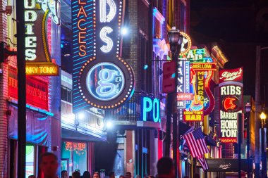 Canlı neon ışıkları Nashville, Tennessee 'deki Broadway Caddesini aydınlatıyor, hareketli gece hayatının canlı ruhunu yakalıyor. Bu enerjik ortamda barları, canlı müziği ve Güneyli misafirperverliğini keşfedin.