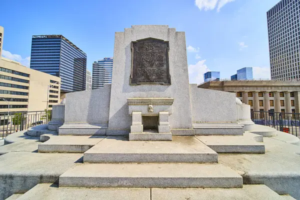 Nashville şehir merkezindeki tarihi taş heykel, modern gökdelenler ve Tennessee Eyalet Meclisi ile çevrili bronz bir plaketle tarihin ve kentsel gelişimin bir karışımını sembolize ediyor..