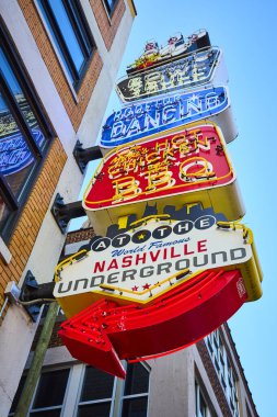 Neon tabelalar Nashville Broadway Caddesi 'ni aydınlatıyor. Mangal, çatı dansı ve bowling gibi hareketli gösteriler sergiliyor. Tennessee 'deki hareketli gece hayatını keşfedin hareketli şehir kalbi.