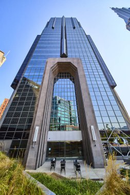 Nashville 'deki modern gökdelenler parlak cam ve taş tasarımı sergiliyor. Yansıtıcı pencereler canlı şehir manzarasını yansıtıyor. Bahçeli teras mavi gökyüzünün altında rahatlatıcı bir şehir kaçışı sunuyor..