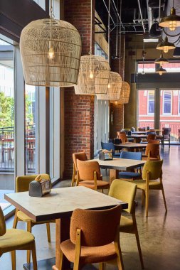 Modern çağın kırsal cazibeyle buluştuğu Nashville Kafe 'ye gir. Sıcak hasır ışıklandırmanın, canlı oturmanın ve mükemmel bir şehir yemeği deneyimi için doğal ışık selinin tadını çıkarın..