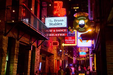 Nashville 'in canlı gece hayatını, renkli neon levhalar ve canlı kalabalıkların şehir keşfi ve eğlencesi için mükemmel bir ortam yarattığı Matbaa Sokağı' nda yaşayın..