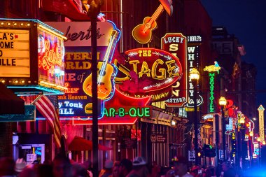 Nashville Aşağı Broadway 'in canlı gece hayatını yaşayın. Gece kulübü barları için neon tabelalar caddeyi aydınlatıyor. Kendinizi canlı şehir sahnesine ve country müziğine kaptırın..
