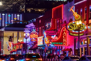 Canlı neon ışıklar Nashville Broadway Caddesini aydınlatıyor, ikonik honky-tonk barları ve müzik mekanlarını aydınlatıyor. Canlı sahne, şehrin zengin müzik mirasının özünü yakalıyor ve...
