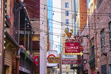 Nashville 'in ünlü matbaa sokağının canlı gece hayatını keşfedin. Tarihi binalar, şenlikli ışıklar ve canlı işletmeler Tennessee kentsel cazibesinin unutulmaz bir sahnesini yaratır..