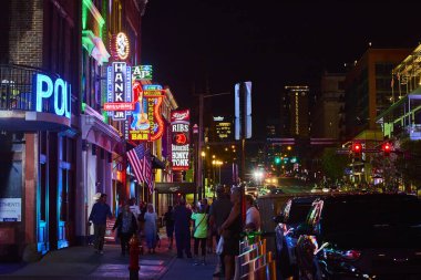Broadway Caddesi 'ndeki Nashville şehir merkezinin uğultulu gece hayatını yaşayın. Neon ışıkları canlı barları ve restoranları aydınlatıyor, unutulmaz bir akşam için yerli halkı ve turistleri çekiyor..