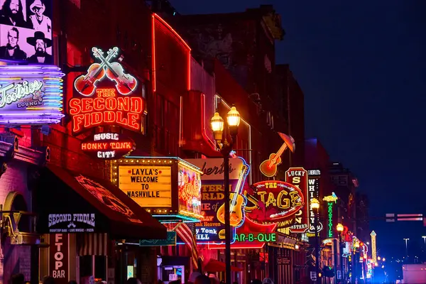 Broadway Caddesi 'ndeki Nashville' in canlı gece hayatını yaşayın. Neon işaretleri, Tennessee 'nin kalbindeki honky-tonk barlarının ve canlı müziğin canlı atmosferini aydınlatır..