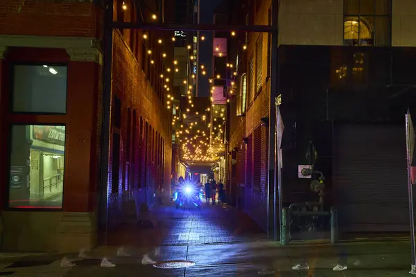 stock image A vibrant stroll through Nashville historic Printers Alley at night features charming string lights and bustling nightlife. Discover the blend of old-world charm and modern allure in Tennessee.