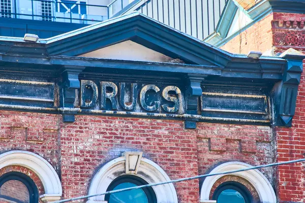 Stock image Historic charm on Nashville Broadway: An old brick building with a faded DRUGS sign stands proudly, blending vintage architecture with the modern cityscape around it. A nod to urban evolution.