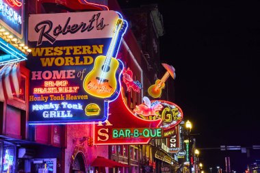 Geceleri Nashville 'deki Broadway Caddesi' nin elektrik enerjisini hissedin. Neon tabelalar coşkulu sahneyi aydınlatıyor, Roberts Western World ve The Stage in Honky Tonk Heaven gibi ikonik mekanlar sergiliyor..