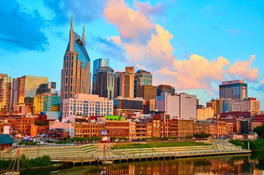 Canlı Nashville silueti, simgesel Batman Binası ve tarihi nehir manzaralı. Bu vızıldayan Tennessee şehrinde modern ve geleneksel cazibenin karışımını deneyin..