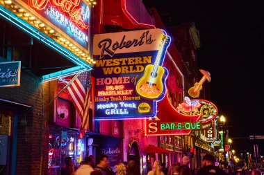 Broadway Caddesi, Nashville 'deki canlı gece hayatı neon ışıklı barlar ve canlı müzik içerir. Tennessee 'nin kalbine Roberts Batı Dünyası' nın aydınlatıcı Honky Tonk Cenneti simgeleriyle dalın..