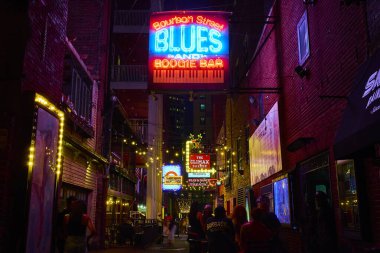 Nashville Matbaa Sokağı 'nın canlı gece hayatını yaşayın. Neon ışıkları ve müzik sizi Tennessee ikonik eğlence bölgesini keşfetmeye davet ederek bu canlı şehir sahnesini dolduruyor..