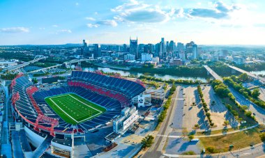 Nashville 'deki Nissan Stadyumu' nun hava manzarası canlı ufuk çizgisini ve Cumberland Nehri 'ni yakalar. Tennessee kentsel manzarasında spor kültürü ve mimari güzellik sergilemek için ideal..