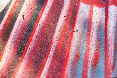 Ohio, Toledo 'daki dinamik duvar resmi kırmızı, pembe ve siyah çizgileri gösteriyor. Canlı renkler ve engebeli doku kentsel yaratıcılığın ve modern sanatın özünü yakalıyor..