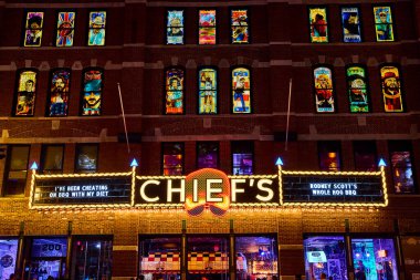 Canlı neon ışıklar ve sanatsal vitray pencereler Nashville Broadway 'deki Chiefs BBQ' yu süslüyor. Canlı bir atmosfer sizi neşeli bir afişle ve ünlü bir domuz barbekü spesiyalitesiyle buraya çekiyor..