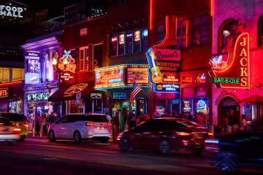 Nashville, Tennessee 'deki Broadway Caddesi' ndeki canlı gece hayatını araştır. Neon ışıkları, canlı müzik ve ikonik yiyeceklerle ünlü hareketli sokakları aydınlatıyor, şehir heyecanının özünü yakalıyor..