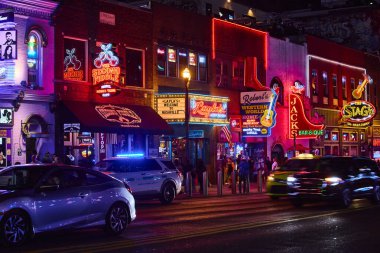 Broadway Caddesi 'ndeki Nashville' in canlı gece hayatını yaşayın. Neon ışıkları ikonik honky-tonk barları aydınlatır, Tennessee 'nin canlı ruhunu yakalar ünlü müzik sahnesini..