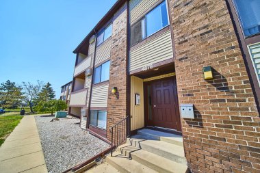 Charming Toledo apartmanı tuğla ve kaplamalı klasik mimariyi sergiliyor. Banliyö sükunetinin tadını çıkarın. Yeşillik, emlak promosyonları ve görseller için ideal..