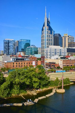 Canlı Nashville siluetini yüksek bir manzaradan yaşayın, ikonik ATT binası ve sakin Cumberland Nehri, kentsel dinamizmin ve doğal güzelliğin mükemmel bir karışımı.