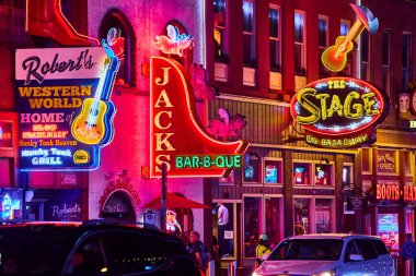 Broadway 'deki canlı Nashville gece hayatını Roberts Western World ve The Stage gibi ikonik barların işaretleriyle tecrübe edin. Tennessee 'nin canlı güney kültürü ve hareketli enerjisine dalmak