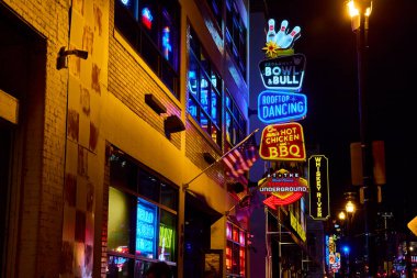 Broadway Caddesi 'ndeki Nashville' in canlı gece hayatını keşfedin. Büyüleyici neon tabelalar, Amerikan bayrakları ve hareketli mekanlar sizi müzik, yemek ve eğlencenin dinamik karışımına davet ediyor..