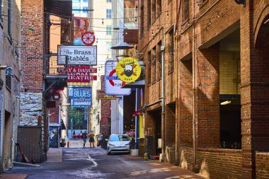 Nashville 'deki Matbaacılar Sokağı' nın canlı gece hayatını yaşayın. Renkli işaretlerle süslenmiş tarihi binaları keşfetmek, bu şehir taşında canlı bir müzik, yiyecek ve kültür karışımı sunmak.